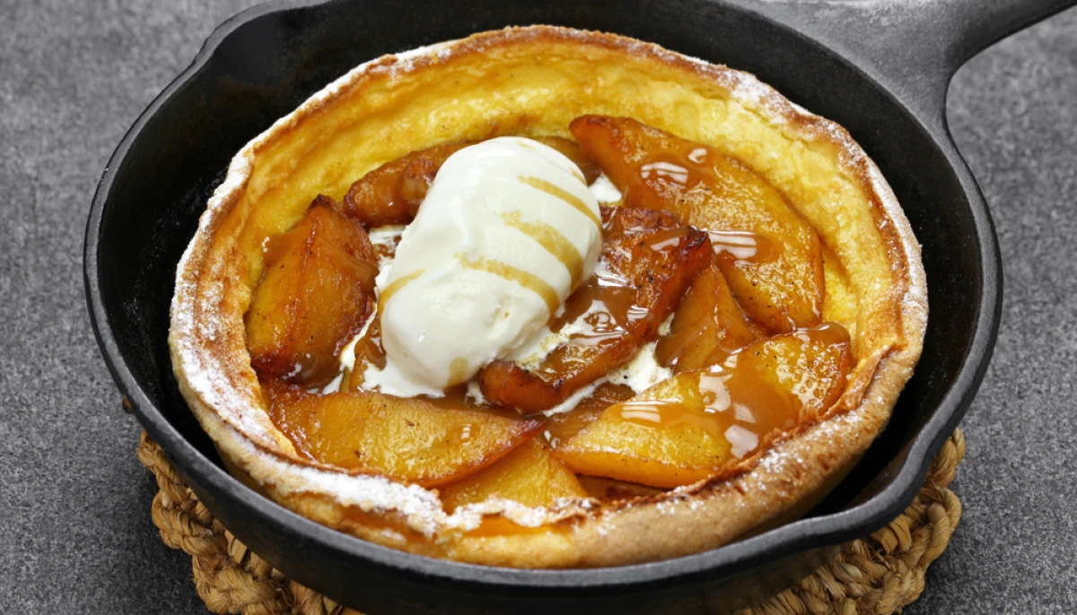 Dutch baby pancake à la pomme