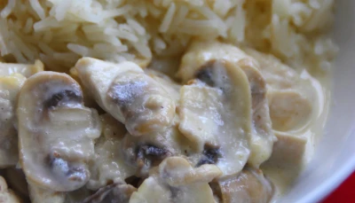Emincé de volaille à la crème et aux champignons