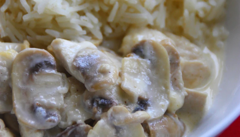 Emincé de volaille à la crème et aux champignons