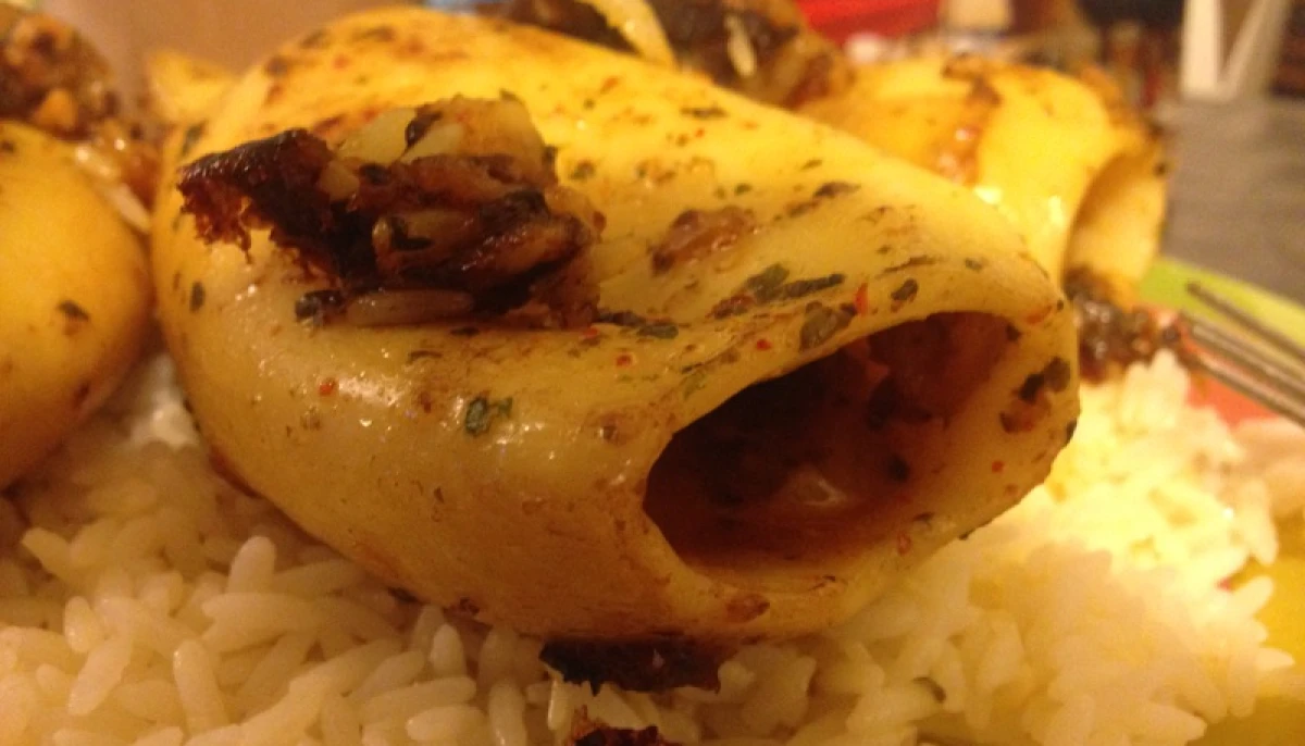 Encornets relevés, au persil et aux oignons