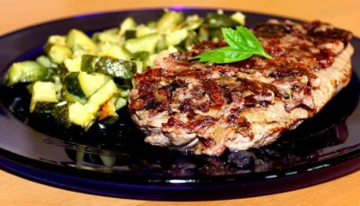 Entrecôte en croûte d'olives noires au citron