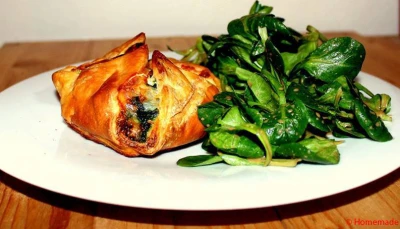 Feuilleté au chèvre et aux épinards & salade