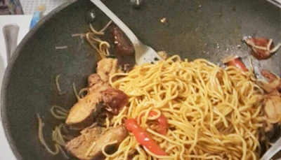 Filet mignon laqué et ses nouilles sautées