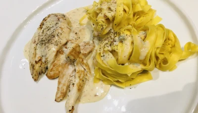 Filets de poulet sauce allégée et gorgonzola