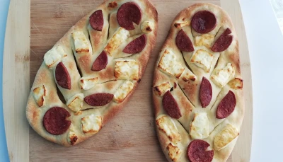 Fougasses au sucuk et fromage