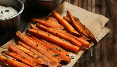Frites de patates douces et poulet au four