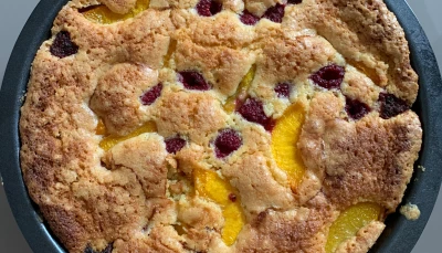 Gâteau pêches, framboises, noisettes