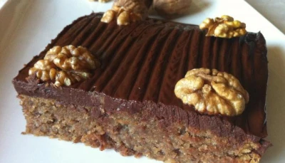 Gâteau yaourt aux noix et chocolat
