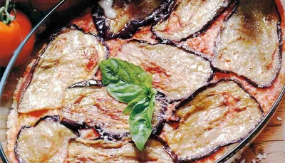 Gratin de macaronis, aubergine et tomate