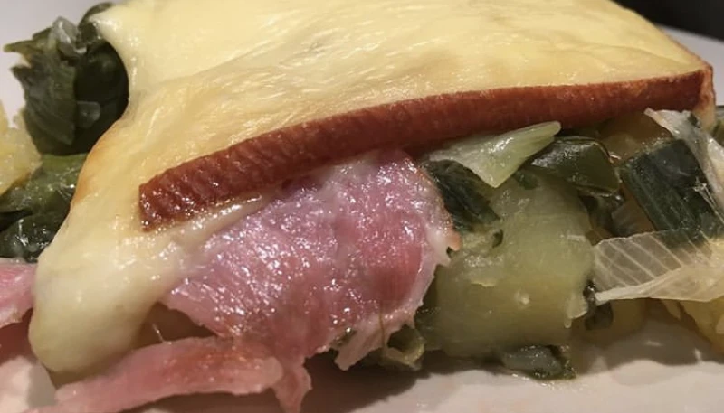 Gratin poireaux-pommes de terre-bacon-raclette