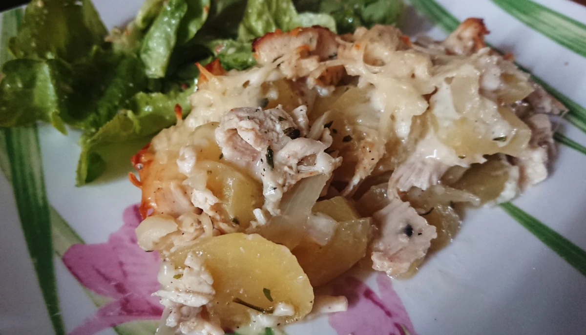 Gratin de pommes de terre, poulet et oignons