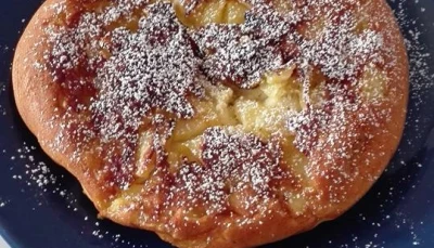 Grosse crêpe aux pommes en gâteau