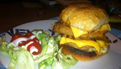 Hamburger de poulet à la mozzarella et aux lardons