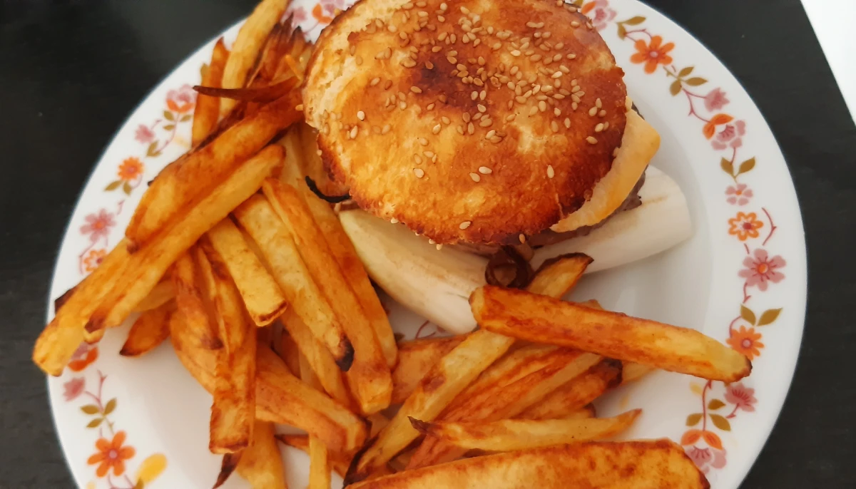Hamburger fait maison avec ses frites