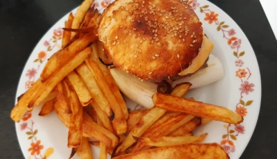 Hamburger fait maison avec ses frites