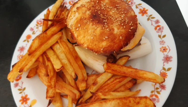 Hamburger fait maison avec ses frites