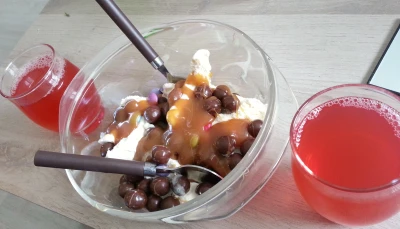 La glace 'Mets-y tout ce que tu trouves '