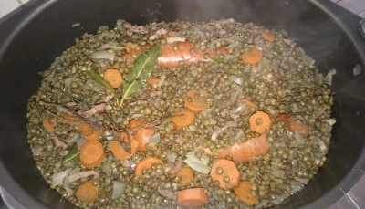 Lentilles aux saucisses fumées