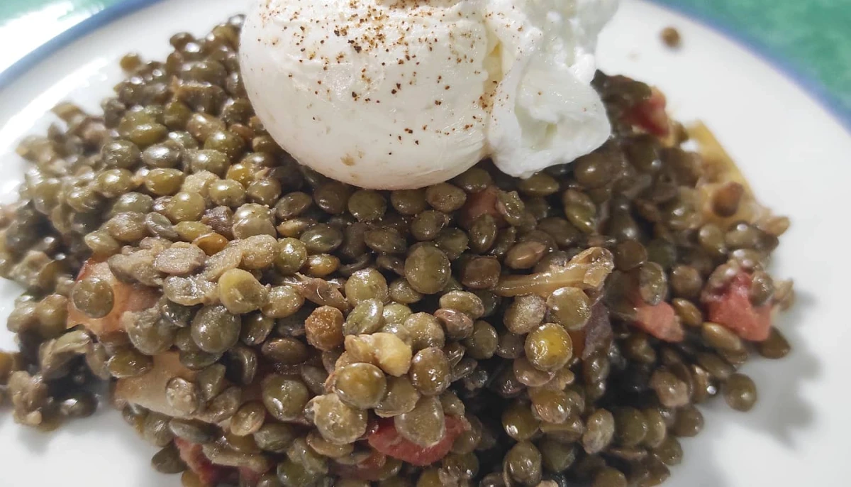 Lentilles, lardons & oeuf poché