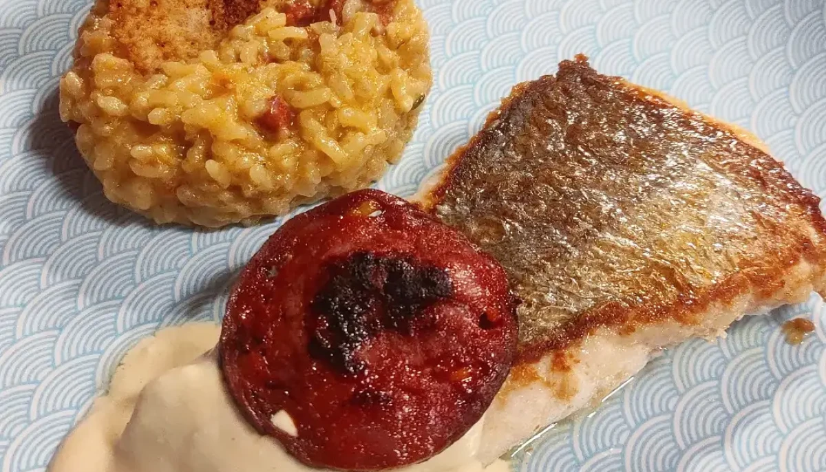 Merlu, risotto chorizo et sauce à l'ail