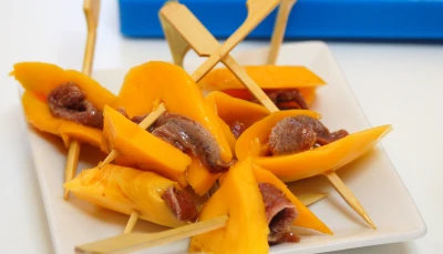 Mini brochettes mangue et poisson fumé