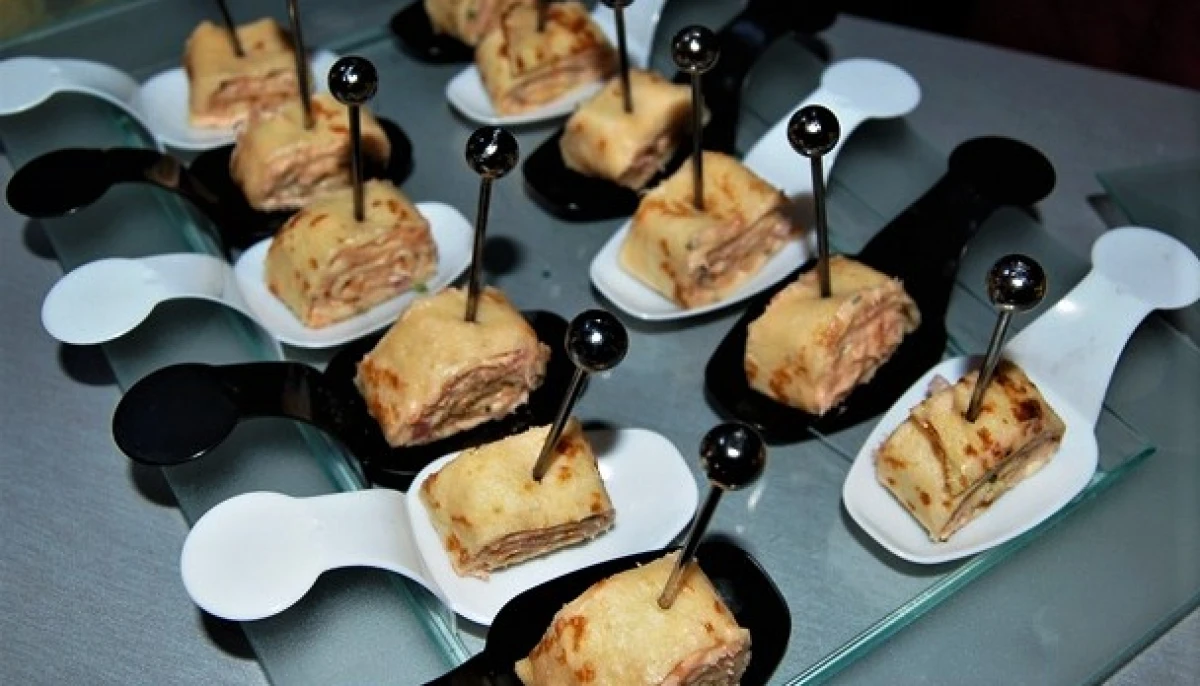 Mini rouleaux de crêpes au tarama