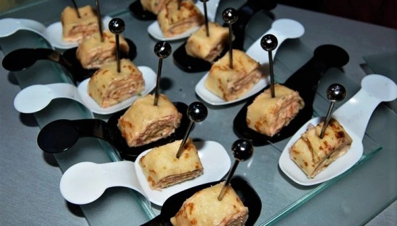 Mini rouleaux de crêpes au tarama