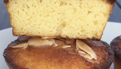 Minis gâteaux de semoule chocolat blanc-amandes