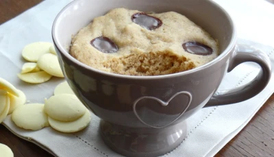 Mug cake au chocolat blanc, rhubarbe et noisettes