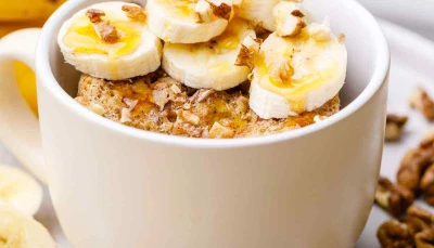 Mug cake banane, coco, vanille et praliné