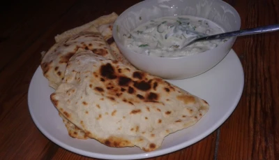 Naans au fromage et sauce au concombre