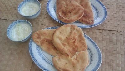 Naans au fromage, sauce yaourt