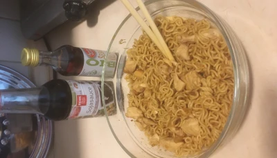 Nouilles au poulet sauce soja, miel et saté