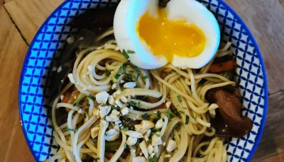 Nouilles aux champignons noirs et œuf mollet