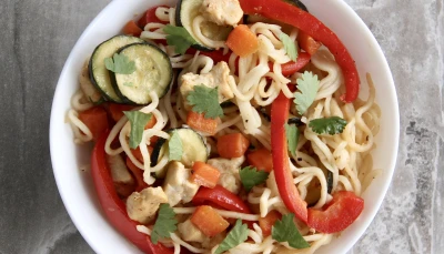 Nouilles aux légumes et poulet