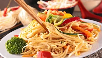 Nouilles chinoise, poulet et ptits légumes