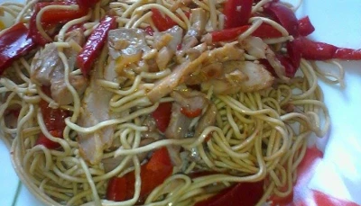 Nouilles chinoises, poivron et poulet grillé