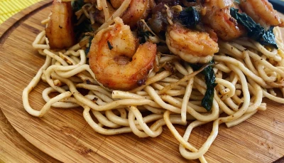 Nouilles crevettes soja epinards