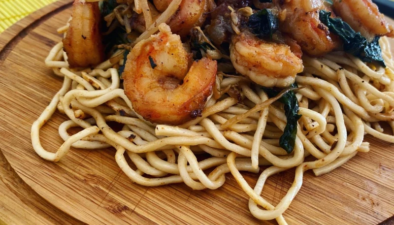 Nouilles crevettes soja epinards