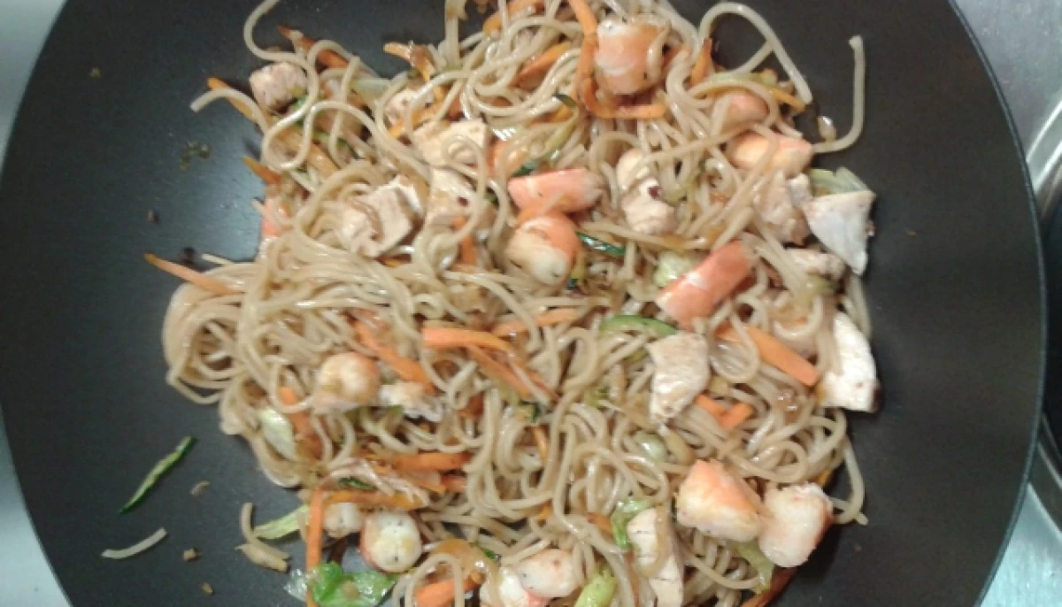 Nouilles sautées aux légumes, crevette et poulet