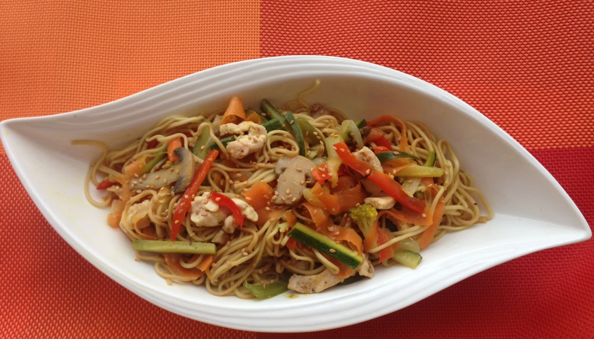 Nouilles sautées aux légumes et au poulet
