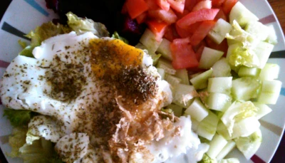 Oeuf au plat et légumes frais