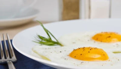 Oeuf au plat sur son lit de poivre