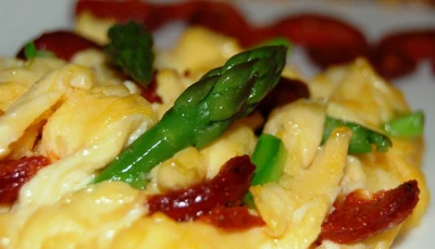 Oeufs brouillés asperges chorizo