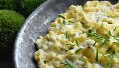 Oeufs brouillés au chèvre