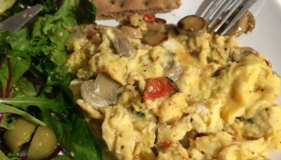 Oeufs brouillés au fromage et champignons