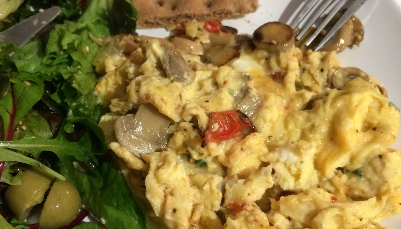 Oeufs brouillés au fromage et champignons