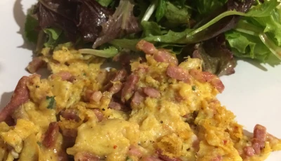 Oeufs brouillés aux lardons.