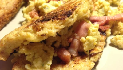 Oeufs brouillés aux lardons sur son pain perdu