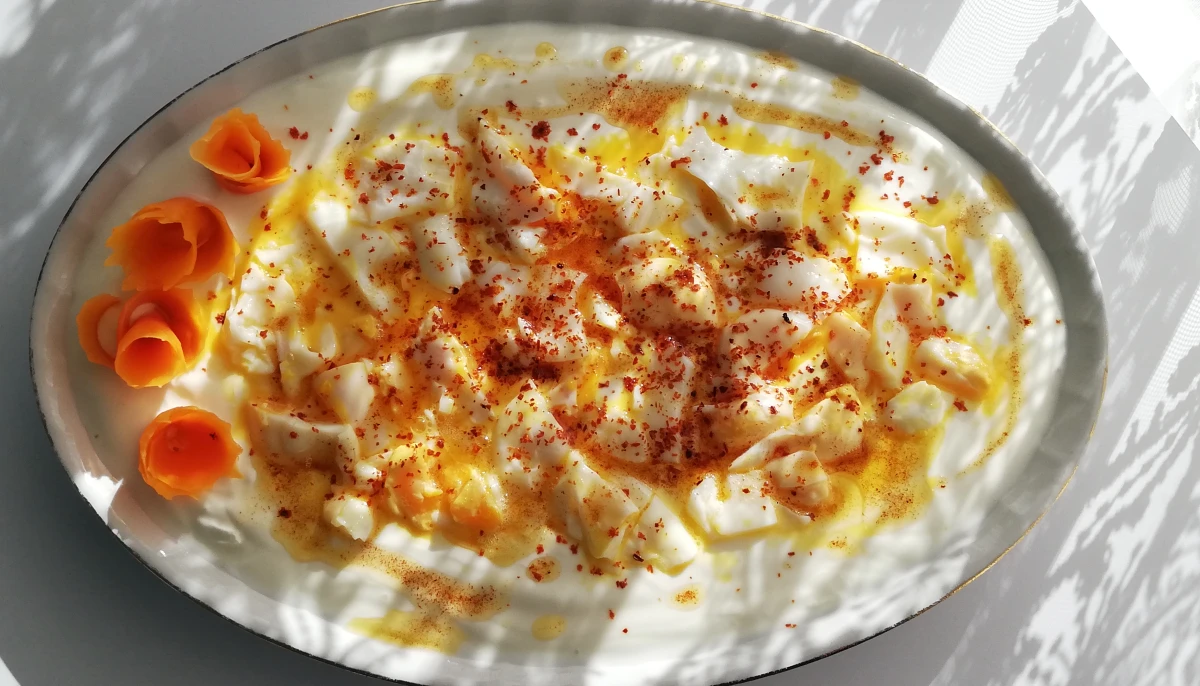 Oeufs pochés sur lit de yaourt